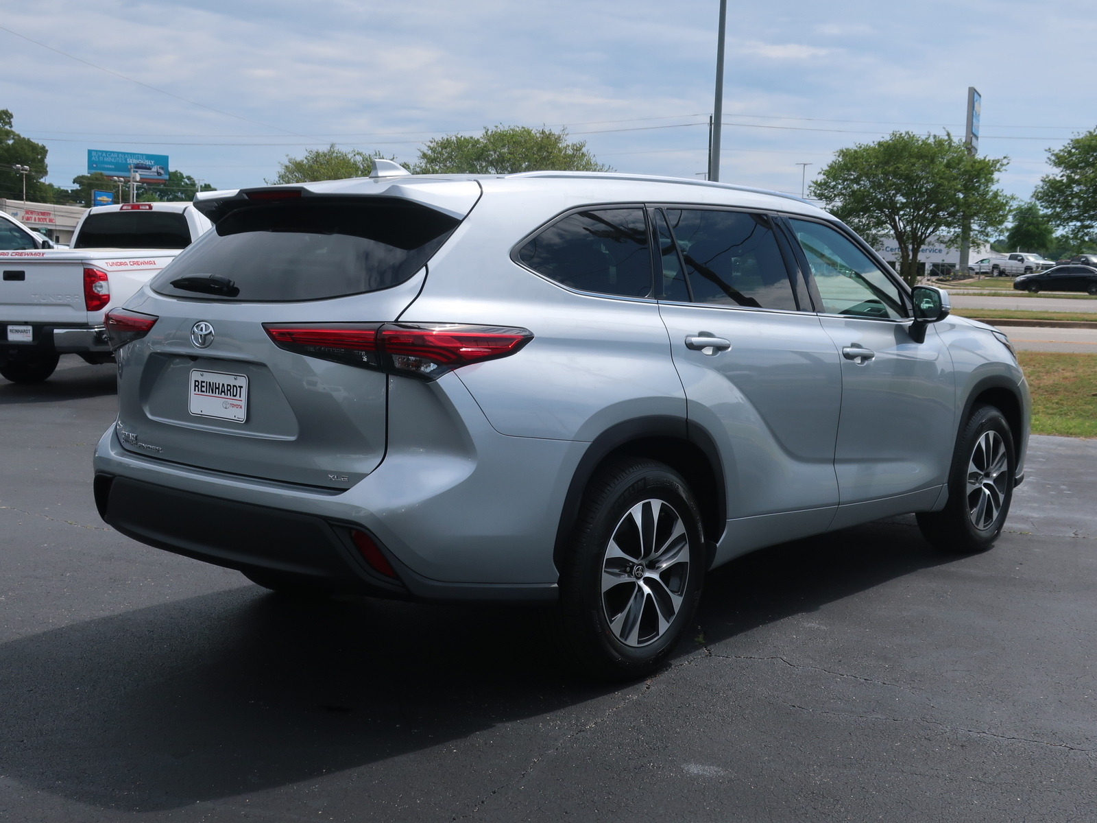 Pre-Owned 2020 Toyota Highlander XLE FWD (Natl) Front Wheel Drive SUVs