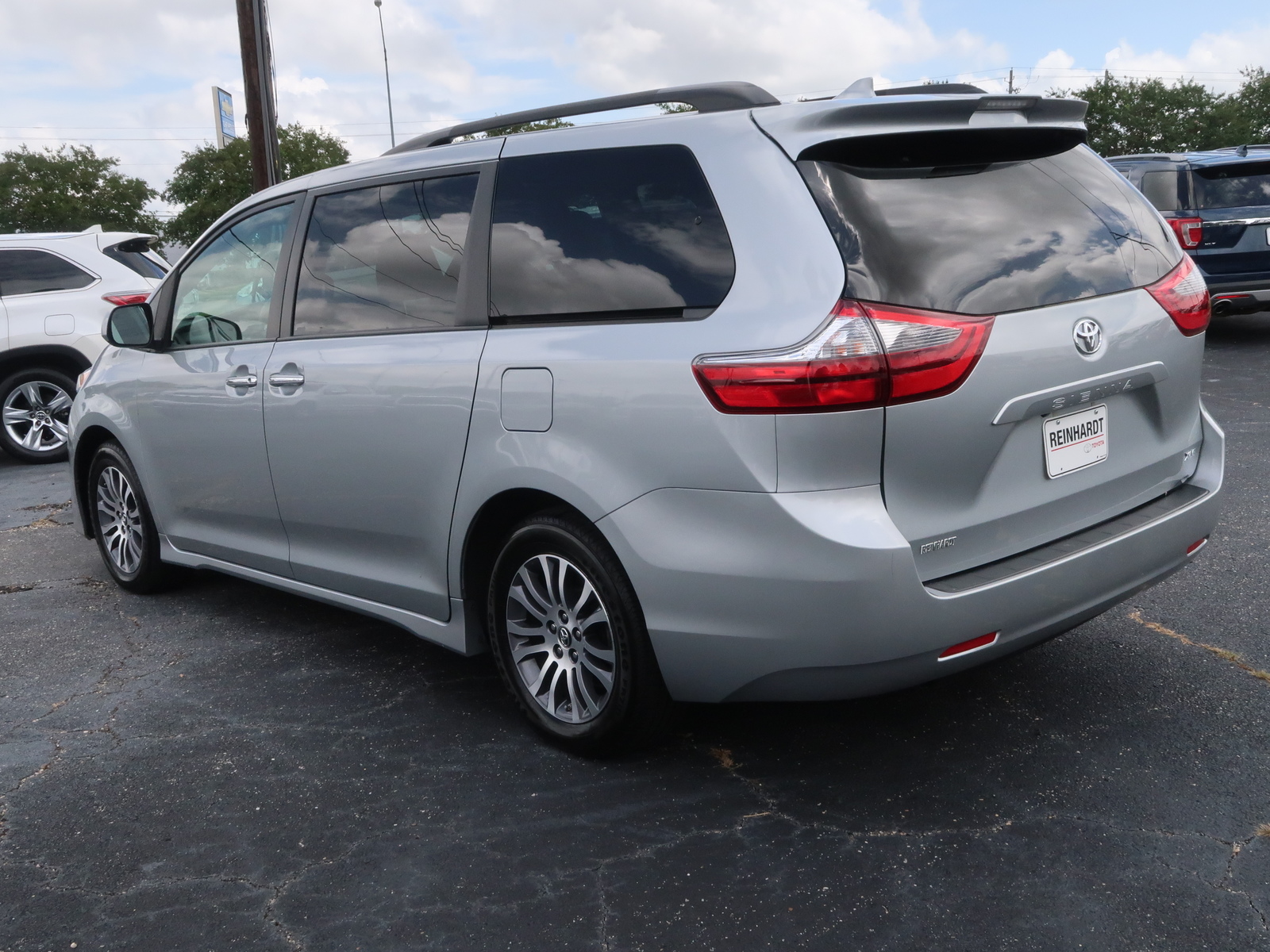 PreOwned 2020 Toyota Sienna XLE FWD 8Passenger (Natl) XLE FWD 8